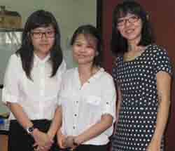 Ina bersama dua staf pengajar DKV UK Petra, Surabaya